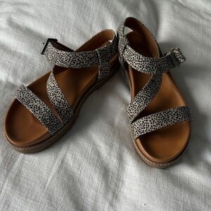 Universal Thread Black and Tan cheetah Strappy Sandals 8.5